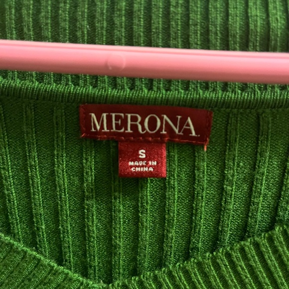 Chic Green Ribbed V-Neck Sweater - Picture 7 of 7